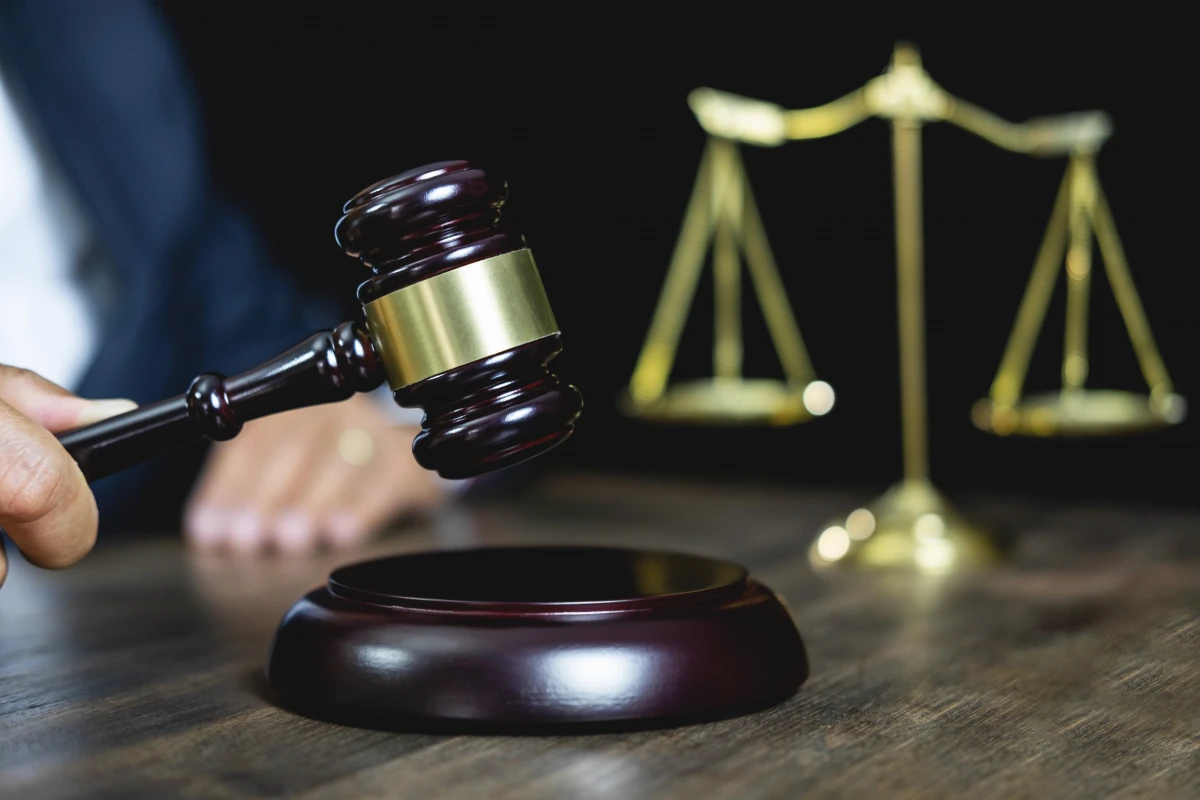 Comment porter plainte contre une curatelle ou une tutelle : conseils d'un avocat